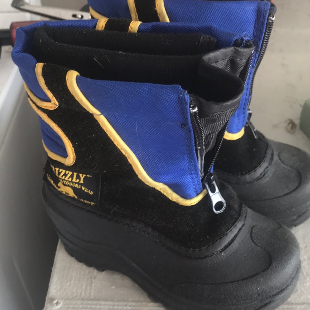 Size 9 kids snow boots toddler